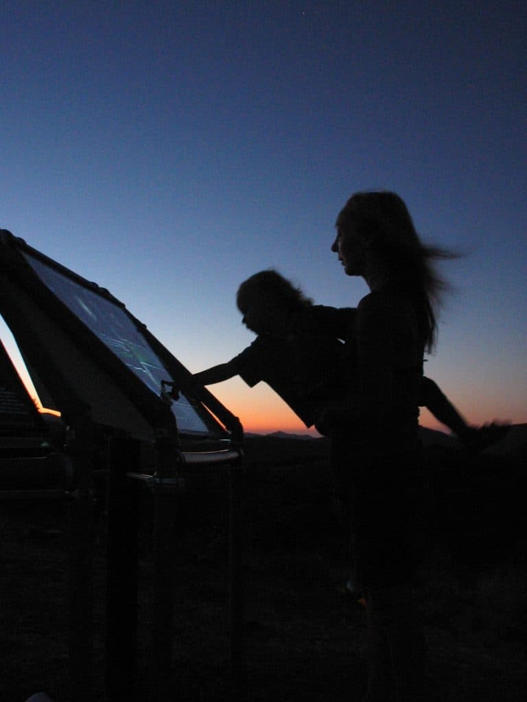 Grüner Meteor über Landschaft